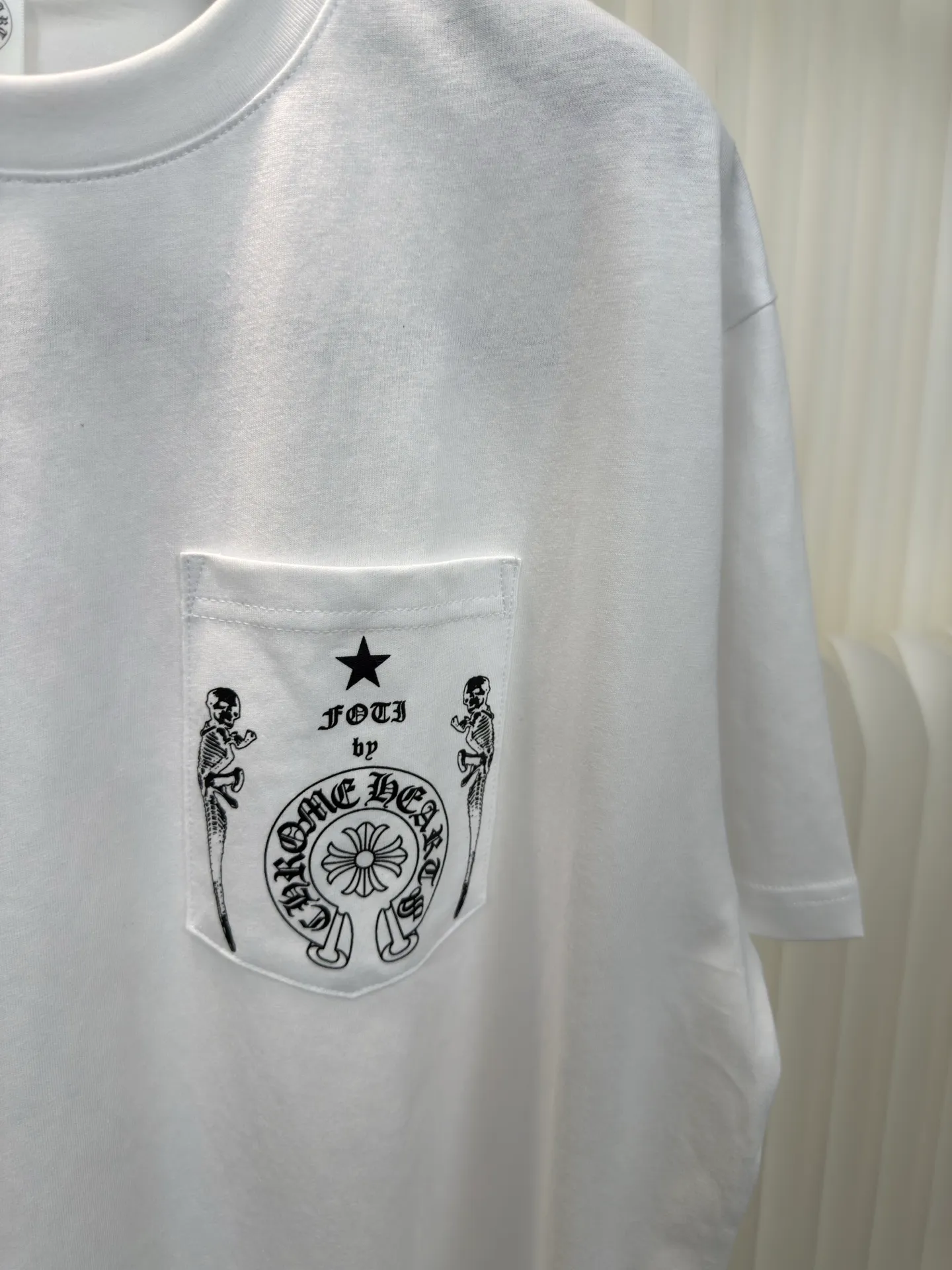 P240 Chrome Hearts/foti Lizard Man Family Portrait Short Sleeves Authentic Open Edition - Physical Counter - Top Luxury Quality 🆚 Instant sale of all editions on the market. The fabric is made of 26 weave 200g cotton. The printing is made of hand glue printing. Customized accessories. Size S M L